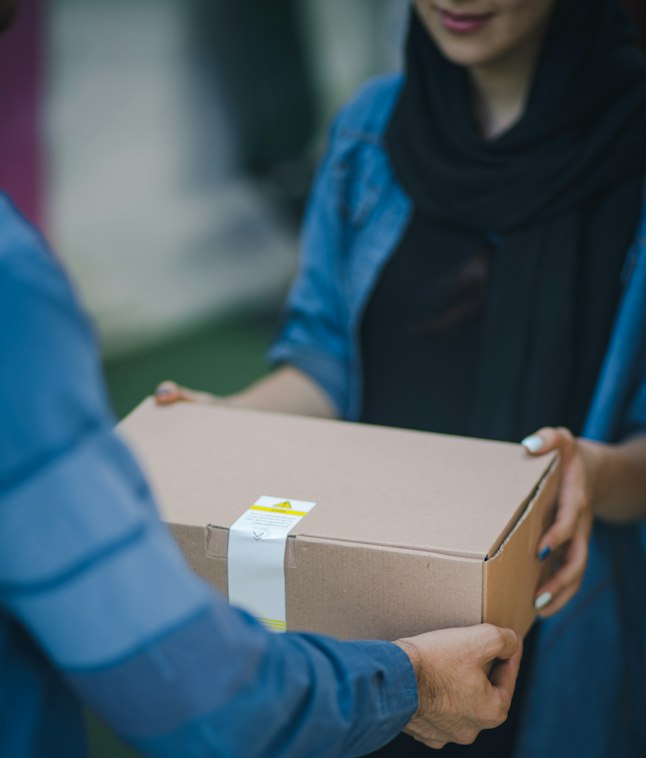 Übergabe eines Pakets